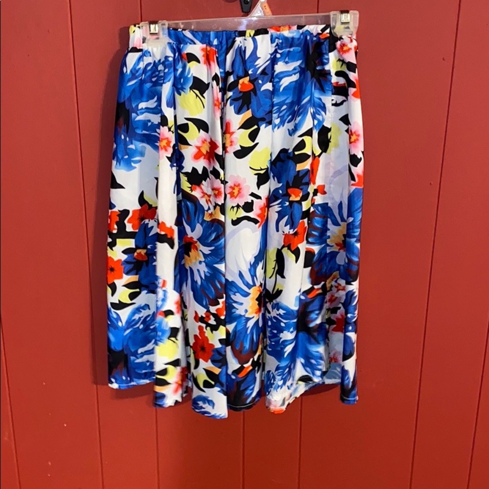 Pleated Floral Patterned Skirt